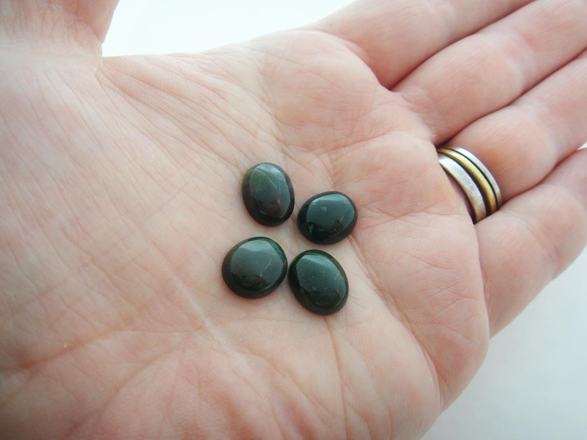 (image for) Bloodstone 12x10mm Oval - Click Image to Close